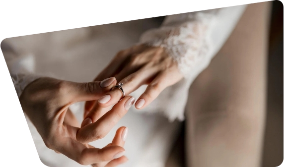 Mãos com unhas naturais bem cuidadas usando um anel delicado