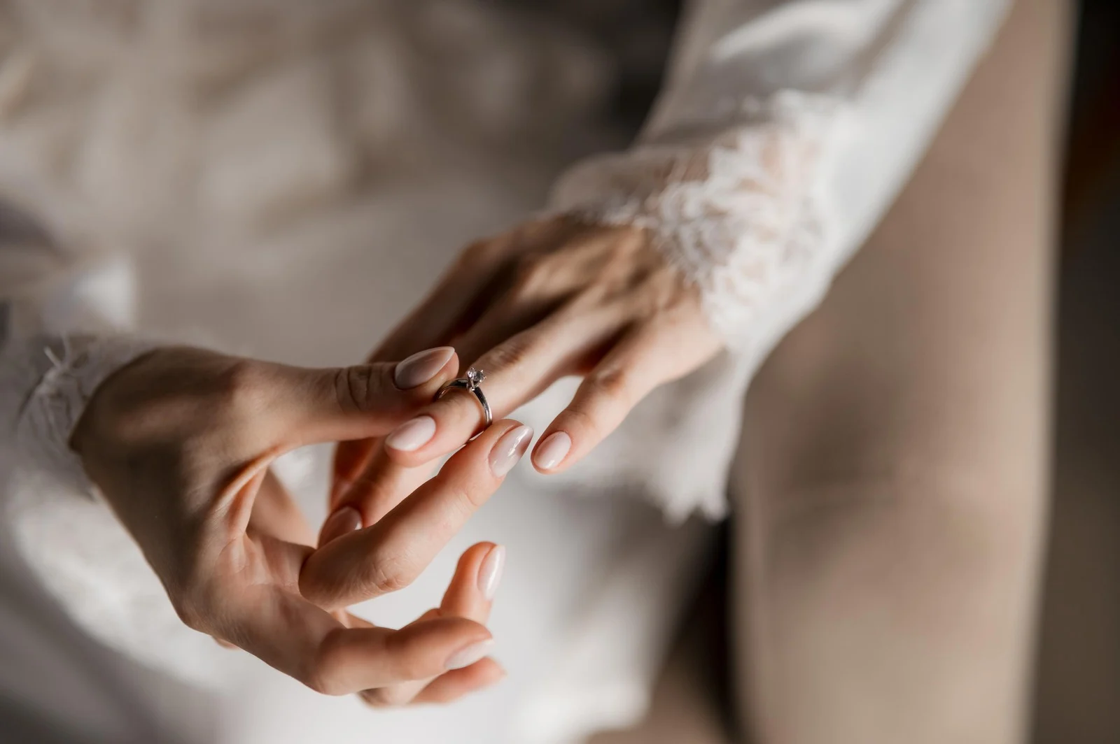 Mãos com unhas naturais bem cuidadas usando um anel delicado